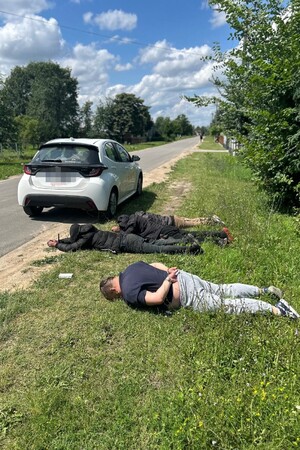 Zatrzymany kurier i nielegalni migranci 