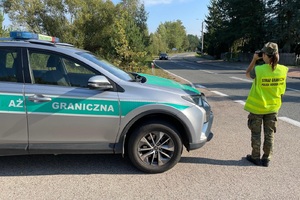 Funkcjonariuszka SG podczas kontroli drogowej 
