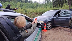 Funkcjonariusze biorący udział we wspólnym szkoleniu Dwa pojazdy i funkcjonariusze biorą udział we wspólnym szkoleniu