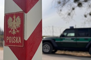 Ostatnia doba na granicy polsko-białoruskiej Znak graniczny, w tle pojazd Straży Granicznej.