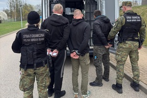 Zatrzymani za przemyt papierosów dronami 