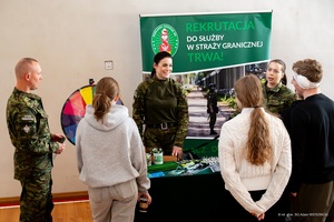 Zawody w udzielaniu pierwszej pomocy z udziałem Straży Granicznej Młodzież stojąca przy stoisku promocyjnym Straży Granicznej.