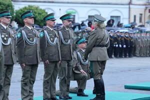 Centralne Obchody Święta Straży Granicznej Funkcjonariusze dostają awans od przełożonego.