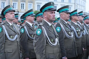 Centralne Obchody Święta Straży Granicznej Funkcjonariusze stoją na uroczystości.