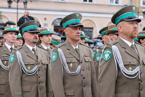 Centralne Obchody Święta Straży Granicznej Funkcjonariusze stoją na uroczystości.