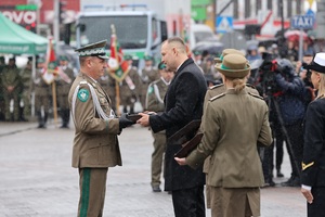 Centralne Obchody Święta Straży Granicznej Prezydent wręcza flagę generałowi Straży Granicznej.