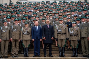 Centralne Obchody Święta Straży Granicznej Prezydent wraz z funkcjonariuszami pozuje do zdjęcia.