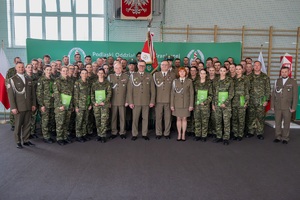 Uroczyste ślubowanie nowych funkcjonariuszy grupa funkcjonariuszy pozuje do zdjęcia