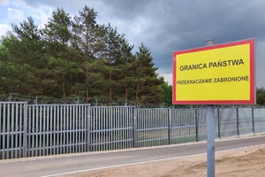 Zignorowany zakaz przebywania w strefie buforowej znak informujący o granicy państwa stojący przy barierze