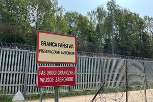 Zignorowany zakaz przebywania w strefie buforowej znak informacyjny o zakazie przebywania w rejonie granicy państwowej
