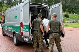 Podrobione dokumenty u czterech cudzoziemców Funkcjonariusze straży granicznej zatrzymują nielegalnego migranta