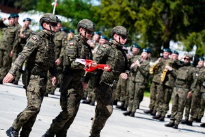 Przekazanie dowodzenia w operacji wojskowej "Bezpieczne Podlasie" poczet flagowy