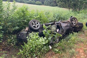 Funkcjonariusze po służbie, zawsze gotowi do pomocy samochód osobowy przewrócony leży w rowie