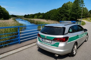 Nietrzeźwy kierowca zatrzymany przez funkcjonariuszy Straży Granicznej auto służbowe straży granicznej stoi na moście