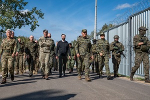 Odprawa informacyjna dla wiceszefów obrony państw Grupy Północnej delegacja idzie wzdłuż granicy