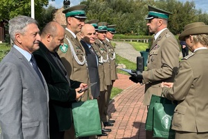 25 lat Placówki Straży Granicznej w Narewce wręczanie pamiątek