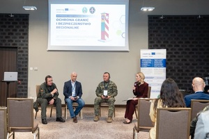 Konferencja w ramach Programu Interreg Litwa-Polska 2021-2027 cztery osoby występują na konfenencji