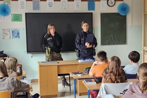 Spotkanie profilaktyczno-edukacyjne w Kuźnicy funkcjonariuszki uczestniczą w spotkaniu edukacyjnym w szkole