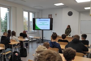 O bezpieczeństwie z funkcjonariuszami Straży Granicznej funkcjonariuszka straży granicznej prowadzi wykład dla młodzieży szkolnej