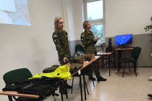 O bezpieczeństwie z funkcjonariuszami Straży Granicznej funkcjonariuszki prowadzą zajęcia w szkole
