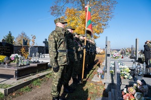 Straż Graniczna pamięta o bohaterach kompania honorowa na cmentarzu