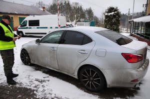 Kierowca Lexusa posługiwał się sfałszowanym paszportem 