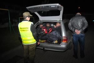 Ośmiu cudzoziemców schowanych w Mercedesie