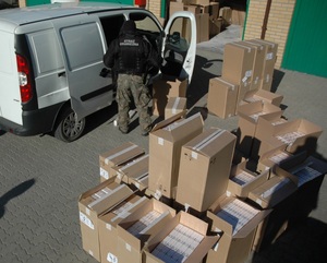 Przemyt schowany w tekturowych pudłach w Fiacie 