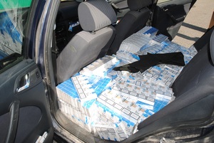 Nielegalne papierosy na tylnej kanapie Skody 