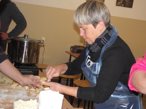 Wspólne lepienie pierogów