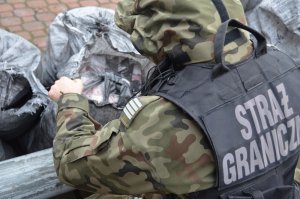 Poszukiwania papierosów wśród worków z węglem 