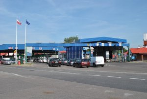 Kolejka samochodów na przejściu Kolejka samochodów na przejściu