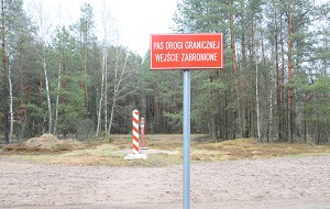 Ukarano mandatem 2 osoby za naruszenie zakazu wejścia na pas drogi granicznej 