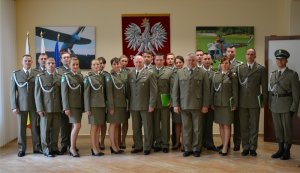 Pamiątkowe zdjęcie nowomianowanychz komendantem oddziału 