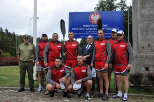 Uczestnicy sływu kajakowego w rzecznym przejściu granicznym w Rudawce 