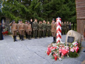 Uroczystość przy obelisku upamiętniającym mord 5 żołnierzy 24 Batalionu KOP „Sejny” 